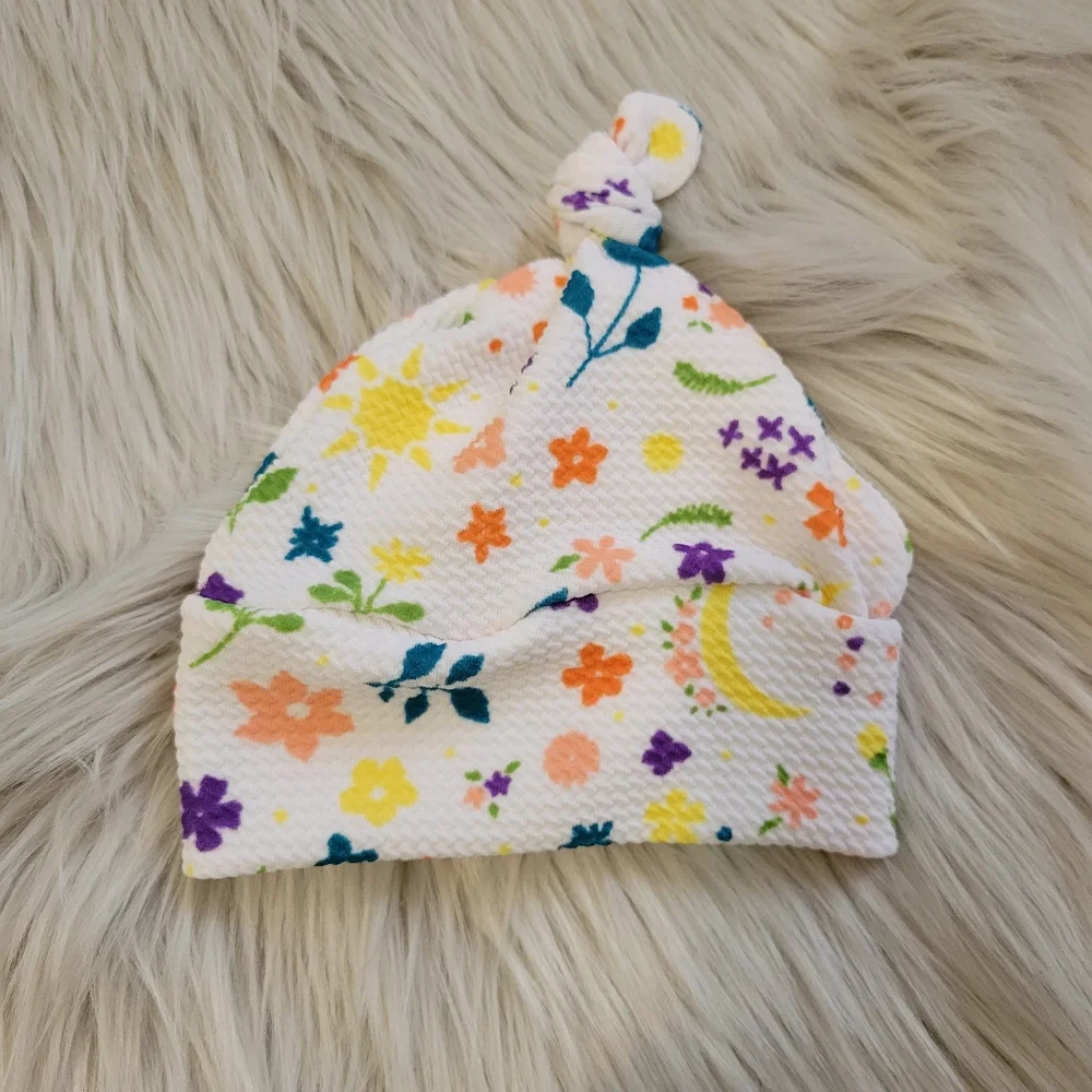 Knotted baby gown with matching hat and bow - Picture 4 of 4
